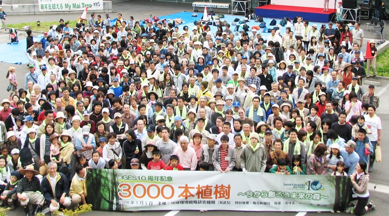 Planting 300 trees at Hayama HQ