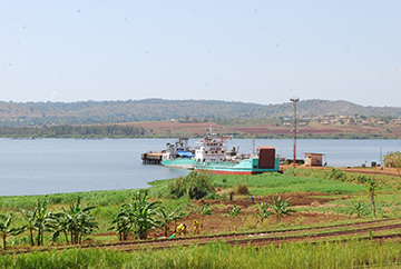 Ripon landing site on Lake Victoria. Cultivating the lake’s buffer zone accelerates soil erosion. Nutrients-loaded runoff washes down to the lake causing Eutrophication.