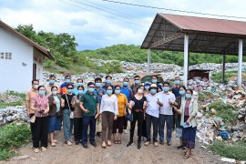 Group photo at Luang Prabang's landfill